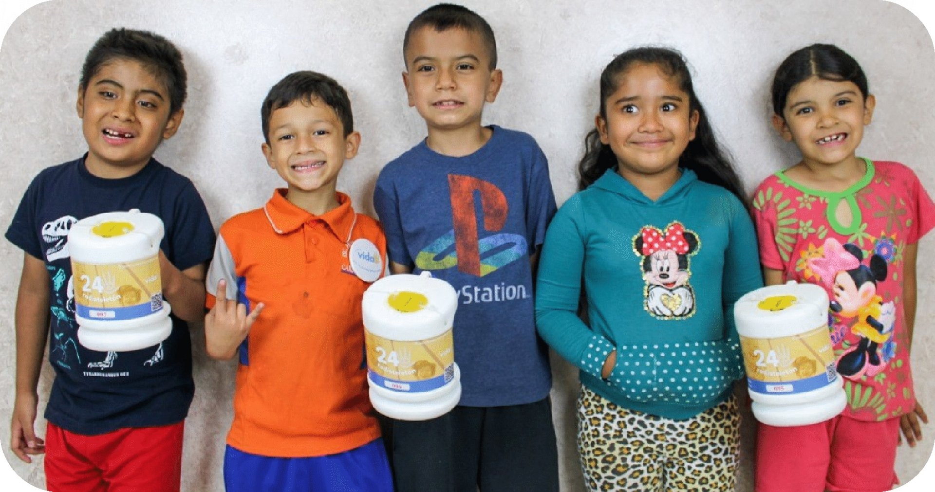 Niños sonriendo en actividades de la fundación